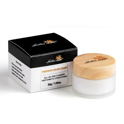 Master I Brush Cleaner & Preserver Golden Maple – białe matowe słoiczko z drewnianą pokrywką z logo Golden Maple obok czarno-białego pudełka z napisem "Premium Brush Soap – All-in-One Cleaner, Restorer & Conditioner 30g / 1.05oz", białe tło
