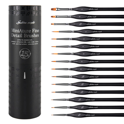 Nylon Round & Flat Detail Brush Set Golden Maple – 15 pędzli do malowania figurek z czarnymi rączkami i pomarańczowym włosiem nylonowym (rozmiary liner: 4/0×2, 3/0×2, 2/0×2, 0×3, 1×3; flat: 2/0, 0, 1) obok czarnego cylindrycznego etui z napisem "MiniAture Fine Detail Brushes – 15 PES – Golden Maple"; białe tło
