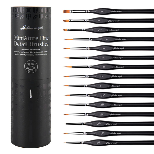 Nylon Round & Flat Detail Brush Set Golden Maple – 15 pędzli do malowania figurek z czarnymi rączkami i pomarańczowym włosiem nylonowym (rozmiary liner: 4/0×2, 3/0×2, 2/0×2, 0×3, 1×3; flat: 2/0, 0, 1) obok czarnego cylindrycznego etui z napisem "MiniAture Fine Detail Brushes – 15 PES – Golden Maple"; białe tło
