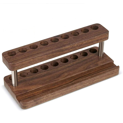 2-in-1 Paint Brush Holder & Phone Stand Golden Maple – dwupoziomowy drewniany organizer na pędzle z ciemnego drewna orzechowego: górna belka z 9 otworami i dolna podstawa z 9 otworami, połączone metalowymi słupkami ze stali nierdzewnej; rowek na telefon w podstawie; białe tło
