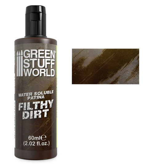 Water Soluble Patina Filthy Dirt Green Stuff World – butelka 60ml (2.02 fl.oz.) z próbką efektu brudnej ziemi na drewnie, napis "Water Soluble Patina Filthy Dirt"
