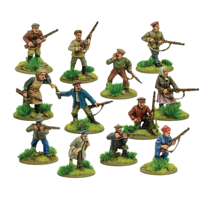 Soviet Peoples Militia Squad Warlord Games – 12 pomalowanych metalowych figurek radzieckiej milicji ludowej 28mm Bolt Action, cywilne ubrania w różnych kolorach, uzbrojenie w karabiny, koktajl Mołotowa i bagnety, mężczyźni i kobiety w różnych pozach bojowych, podstawki z trawą, widok z przodu, białe tło
