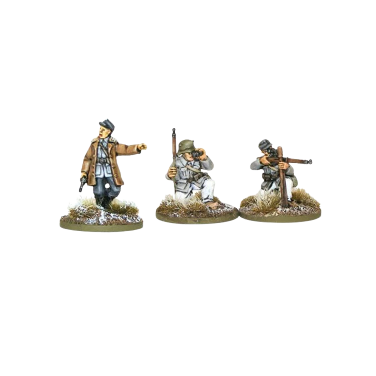 Finnish Officer & Sniper Team Warlord Games WGB-FN-39 – 3 pomalowane metalowe figurki 28mm Bolt Action: fiński oficer w brązowym płaszczu z pistoletem wskazujący kierunek ataku, obserwator w białym kamuflażu zimowym z lornetką oraz snajper w mundurze M36 celujący z karabinu z podpórką, podstawki z zimową trawą, białe tło
