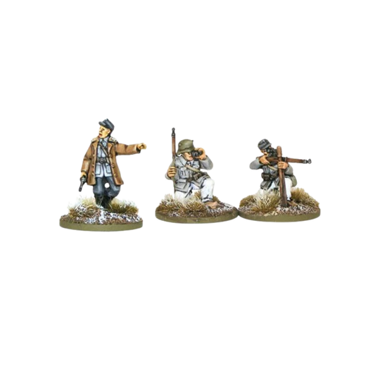 Finnish Officer & Sniper Team Warlord Games WGB-FN-39 – 3 pomalowane metalowe figurki 28mm Bolt Action: fiński oficer w brązowym płaszczu z pistoletem wskazujący kierunek ataku, obserwator w białym kamuflażu zimowym z lornetką oraz snajper w mundurze M36 celujący z karabinu z podpórką, podstawki z zimową trawą, białe tło
