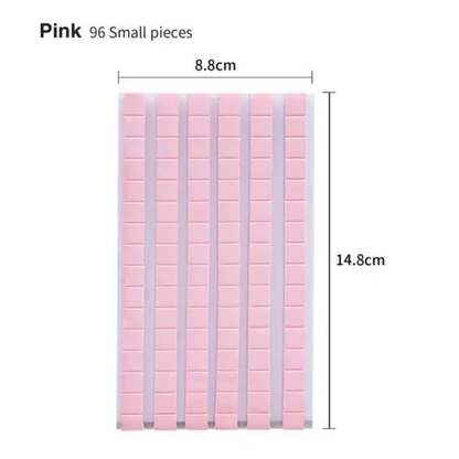 Sticky Putty Pink Golden Maple – 96 małych kawałków różowej masy mocującej ułożonych w 6 rzędach na arkuszu, wymiary arkusza 8,8cm × 14,8cm, białe tło

