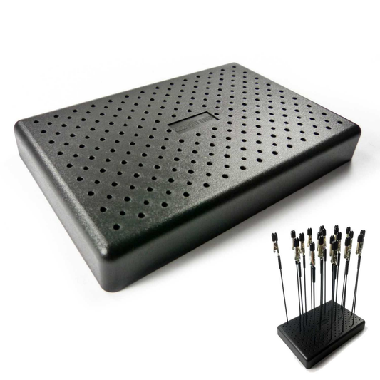 Airbrush Clip Stand Tray Green Stuff World – czarna plastikowa deska do aerografu 15x10cm z otworami na klipsy 1,5mm i 2mm, widok z góry pod skosem, w tle wklejone klipsy-krokodylki na drucikach, białe tło
