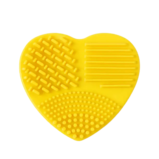 Soft Silicone Brush Cleaning Mat Golden Maple – żółty silikonowy pad w kształcie serca z 3 strefami czyszczącymi, widok z góry
