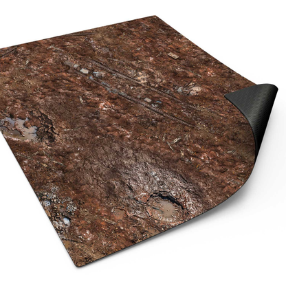 Neoprene Mat Dread Trenches Green Stuff World – neoprenowa mata bitewna 56x76cm z nadrukiem błotnistych okopów, widok z lekko zwiniętym rogiem ukazującym czarny spód antypoślizgowy
