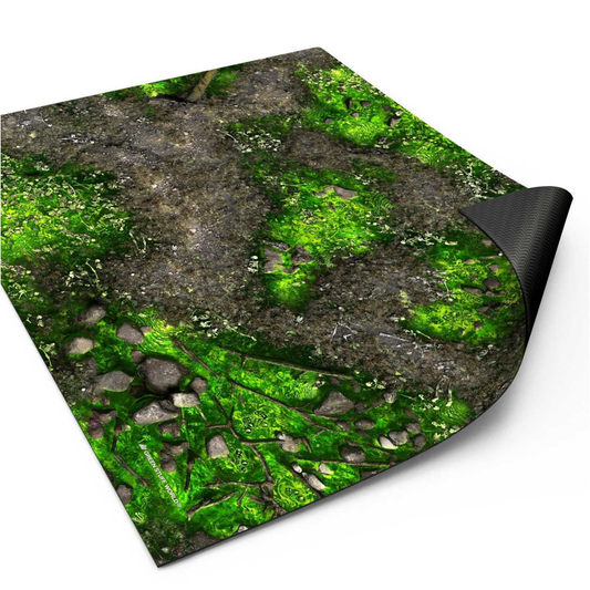 Neoprene Mat Boneblight Marsh Green Stuff World – neoprenowa mata bitewna 56x76cm z nadrukiem mszystego bagna z kamieniami, widok z lekko zwiniętym rogiem ukazującym czarny spód antypoślizgowy
