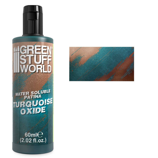 Water Soluble Patina Turquoise Oxide Green Stuff World – butelka 60ml (2.02 fl.oz.) z próbką efektu turkusowego tlenku miedzi na metalu, napis "Water Soluble Patina Turquoise Oxide"
