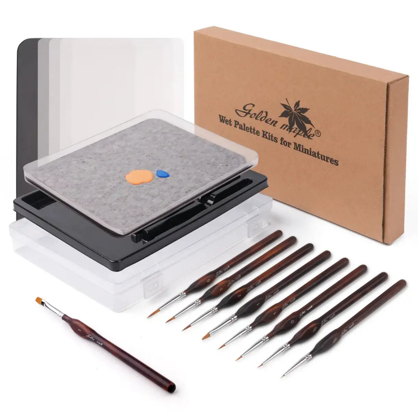 Wet Palette Kit Golden Maple – zawartość zestawu: czarna taca z przezroczystą pokrywką otwarta, szara gąbka nawilżająca z pomarańczową i niebieską kostką Sticky Putty, 9 pędzli do figurek z ciemnobrązowymi rączkami w różnych rozmiarach, brązowe pudełko "Golden Maple Wet Palette Kits for Miniatures"; białe tło
