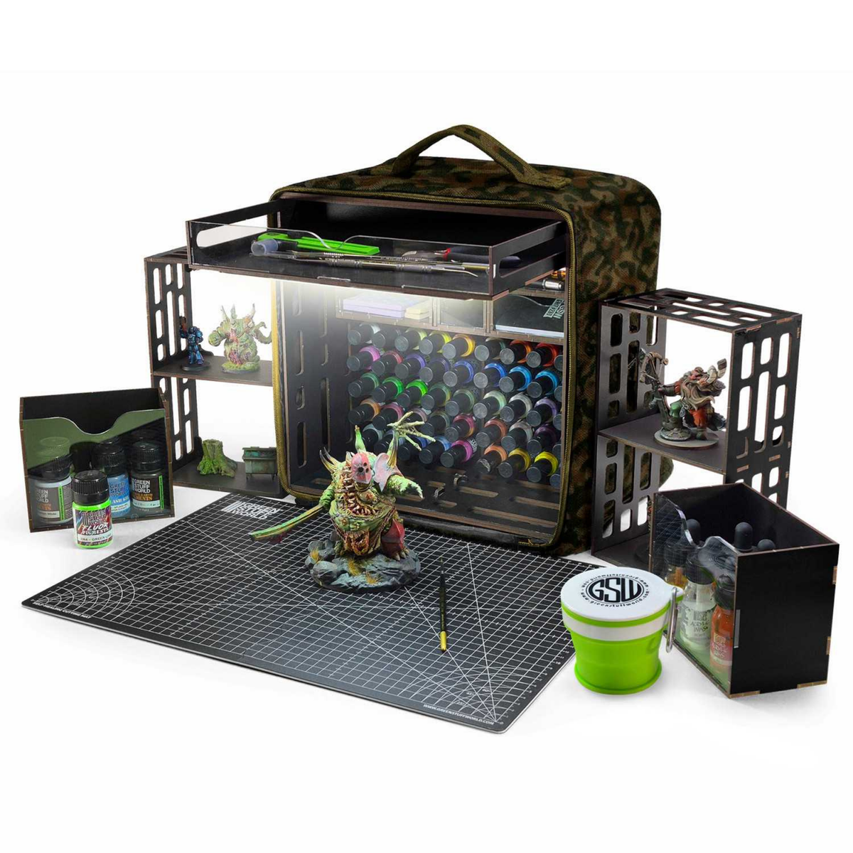 Miniature Portable Paint Station Camouflage Green Stuff World – rozłożona stacja malarska z lampą LED, półkami bocznymi, matą A3, kubkiem silikonowym i szufladami na farby

