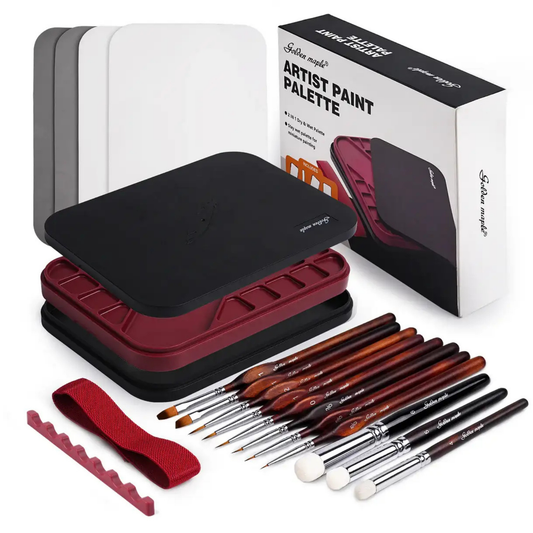 2 in 1 Wet Palette Kit XL Golden Maple – kompletny zestaw: czarna górna taca, bordowa środkowa taca z uchwytami na pędzle, biała dolna taca, szare i białe arkusze gąbek i papieru do palety, czerwona gumka spinająca, czerwony plastikowy uchwyt na pędzle oraz zestaw 12 pędzli Golden Maple do malowania figurek, w tle opakowanie Artist Paint Palette, białe tło

