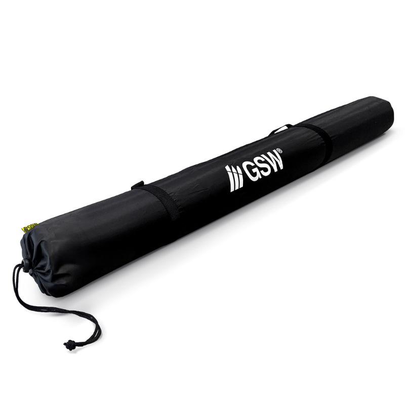 Green Stuff World Carry Bag for Game Mats 122cm – czarna torba tubowa z logo GSW i żółtą metką, sznurek zaciągany, widok z boku na białym tle