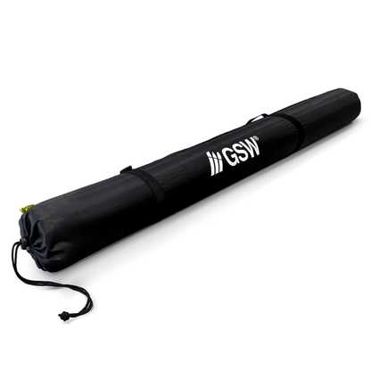 Green Stuff World Carry Bag for Game Mats 122cm – czarna torba tubowa z logo GSW i żółtą metką, sznurek zaciągany, widok z boku na białym tle