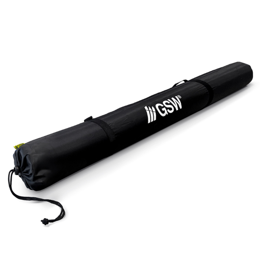 Green Stuff World Carry Bag for Game Mats 122cm – czarna torba tubowa z logo GSW i żółtą metką, sznurek zaciągany, widok z boku na białym tle