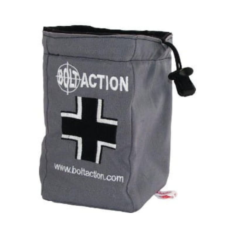 German Army Dice Bag - szary worek na kostki z czarnym krzyżem Balkenkreuz (symbol Wehrmacht), białe logo Bolt Action na górze, czarny sznurek ściągający, www.boltaction.com na dole - oficjalny worek do przechowywania Order Dice - akcesoria Bolt Action - Warlord Games
