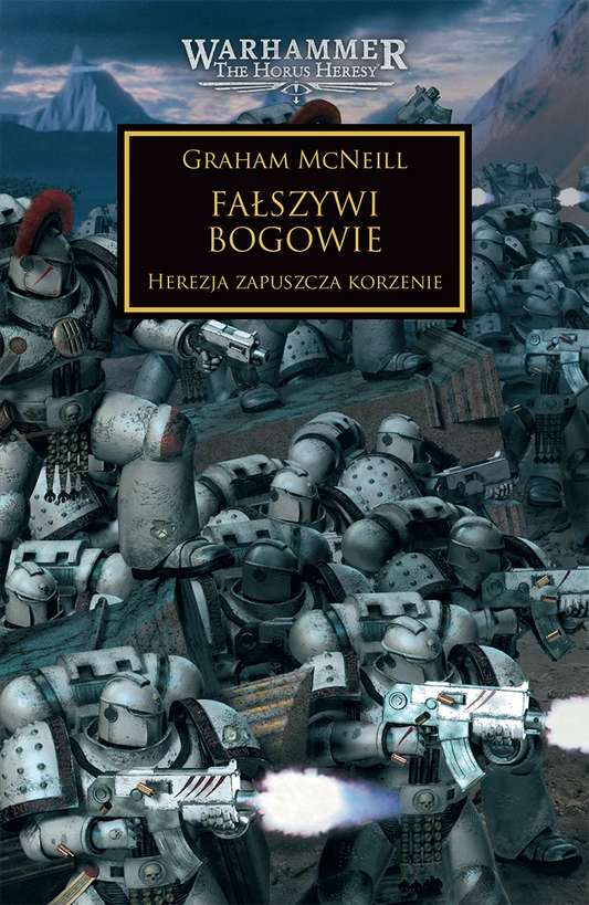 Warhammer The Horus Heresy Fałszywi Bogowie Tom II Graham McNeill – okładka powieści: zbliżenie na hordę Space Marines Synów Horusa w białych pancerzach z hełmami z czerwonymi grzebieniami i bez, boltery i karabiny w rękach, jeden żołnierz strzela z dymem wylotowym, góry i zachmurzone niebo w tle, złoty napis Fałszywi Bogowie Herezja zapuszcza korzenie, logo Warhammer The Horus Heresy, wydawnictwo Copernicus Corporation
