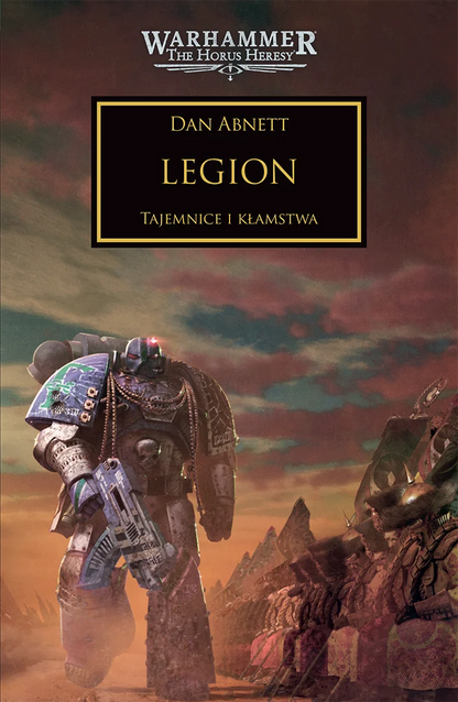 Warhammer The Horus Heresy Legion Tom VII Dan Abnett – okładka powieści: zbliżenie na Space Marine Legionu Alfa w granatowo-fioletowym pancerzu z zielonymi runami na naramienniku i bolterem, za nim sylwetka demona lub obcego stworzenia z rogami w mrocznej mgle i skalistym pustynnym krajobrazie, złoty napis Legion Tajemnice i Kłamstwa, logo Warhammer The Horus Heresy, wydawnictwo Copernicus Corporation
