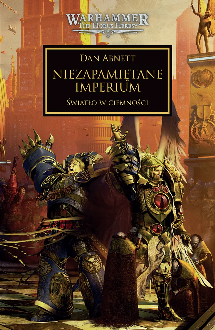 Warhammer The Horus Heresy Niezapamiętane Imperium Tom XXVII Światło w Ciemności – okładka powieści: zbliżenie na Roboute Guillimana w złoto-niebieskiej zbroi Ultramarines trzymającego za gardło Chaos Space Marine w ciemnej zbroi, płonące miasto i złoty posąg w tle, napis Niezapamiętane Imperium Światło w Ciemności, autor Dan Abnett, logo Warhammer The Horus Heresy, wydawnictwo Copernicus Corporation
