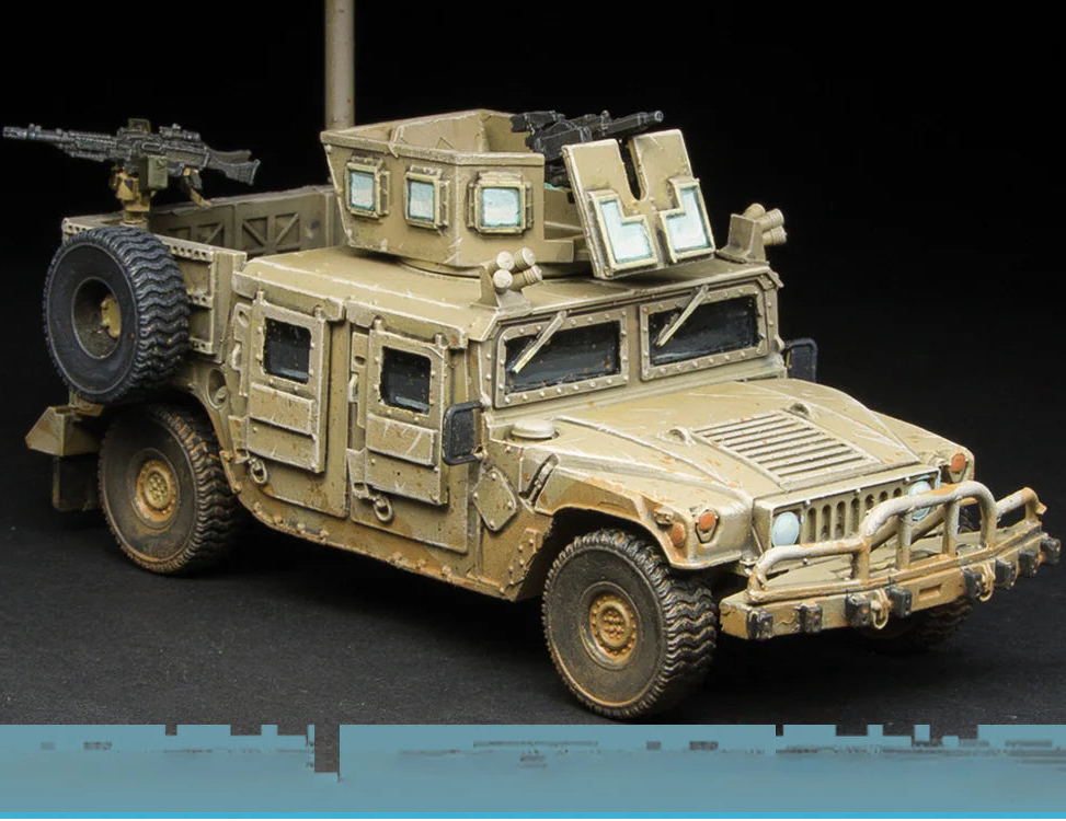 HMV SF Spectre Miniatures – Humvee sił specjalnych z opancerzoną skrzynią i wieżyczką, żywica 1/50 widok z przodu skos
