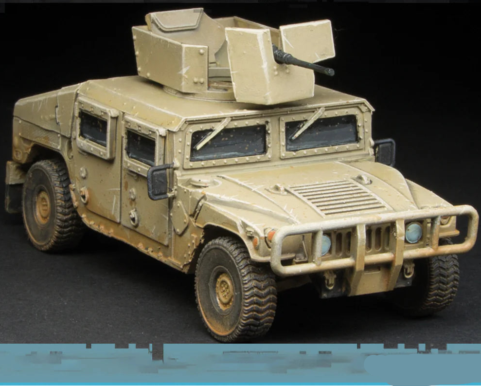 HMV Up-Armoured Spectre Miniatures – Humvee z wieżyczką i pancerzem drzwi, żywica 1/50 widok z przodu skos
