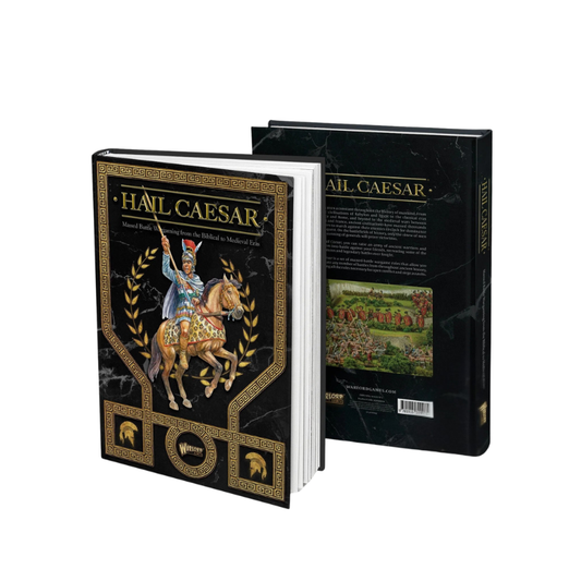 Hail Caesar 2nd Edition Rulebook - dwie twarde okładki książki na białym tle: przód z czarno-złotą okładką z ilustracją rzymskiego dowódcy konnego w złotej zbroi z włócznią na tle złotych wieńców laurowych i greckiego ornamentu, tył z czarną okładką z opisem i zdjęciem bitwy - napis Hail Caesar Massed Battle Wargaming from the Biblical to Medieval Eras - Warlord Games 101010004 - warlordgames.com
