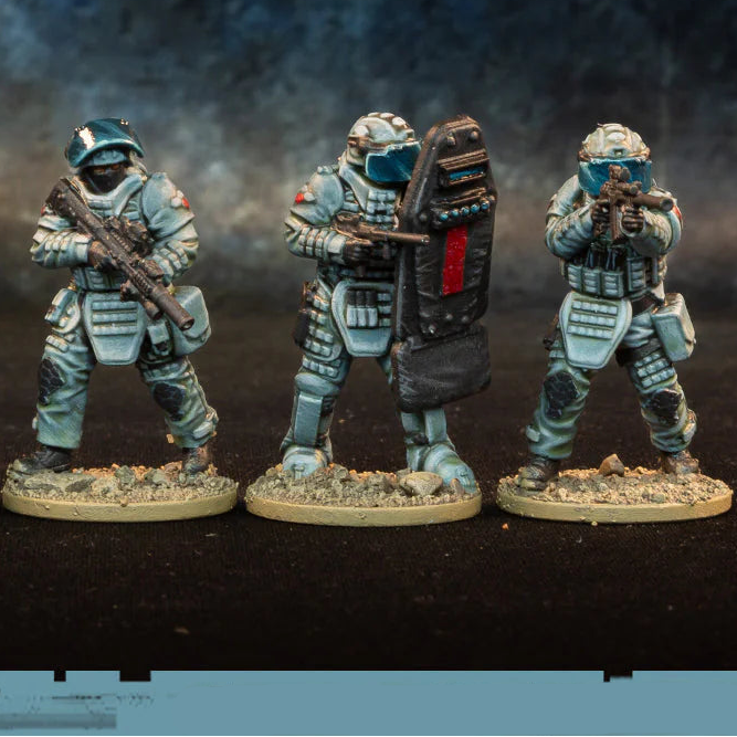 Russian Heavy Breacher Element Spectre Miniatures – 3 operatorzy w szarych kombinezonach przeciwodłamkowych z SR-3MP, Ash-12 .50 cal i tarczą balistyczną, 28mm widok z przodu
