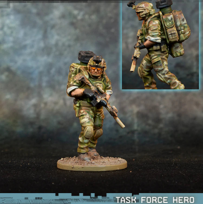Task Force Hero Spectre Miniatures – operator sił specjalnych z dronem loitering munition Hero 60 na plecach i MCX Spear, kamuflaż Multicam, 28mm widok z przodu i z tyłu
