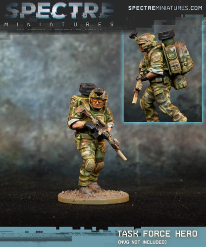 Task Force Hero Spectre Miniatures – operator sił specjalnych z dronem loitering munition Hero 60 na plecach i MCX Spear, kamuflaż Multicam, 28mm widok z przodu i z tyłu
