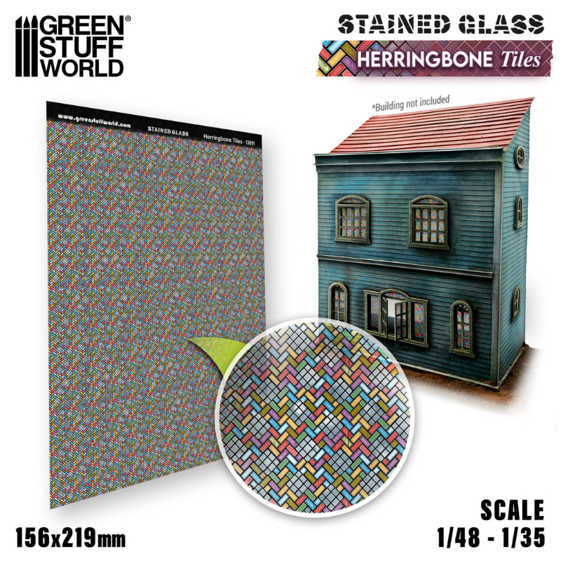 Herringbone Tiles Stained Glass Green Stuff World 13691 – arkusz witraża jodełka przy miniaturowym budynku w skali 1/35 ze zbliżeniem wzoru kafelków w kolorach różowym, żółtym, niebieskim i szarym
