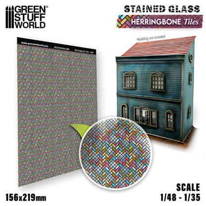 Herringbone Tiles Stained Glass Green Stuff World 13691 – arkusz witraża jodełka przy miniaturowym budynku w skali 1/35 ze zbliżeniem wzoru kafelków w kolorach różowym, żółtym, niebieskim i szarym
