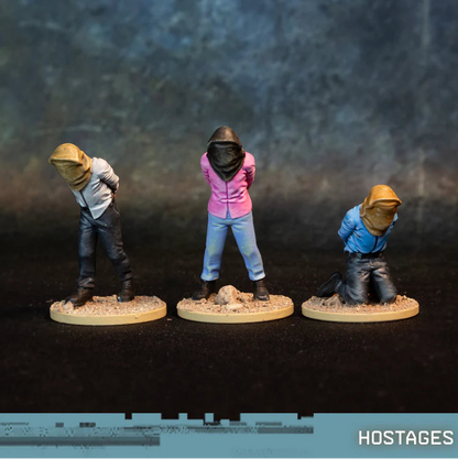 Hostages Alfa Spectre Miniatures – 3 figurki zakładników z workami na głowach w cywilnych ubraniach, 28mm widok z przodu
