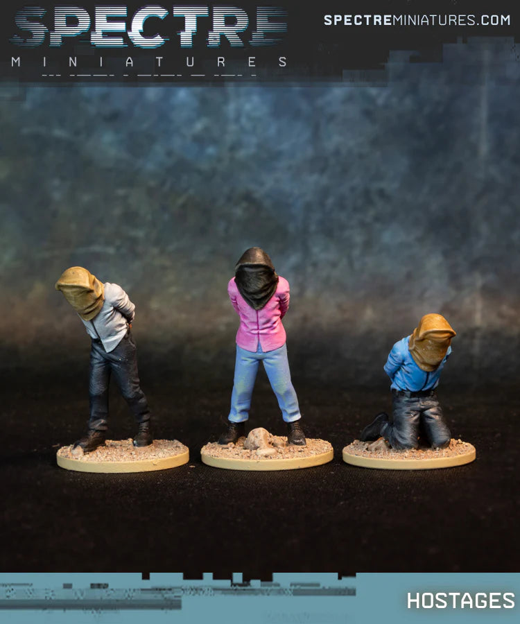 Hostages Alfa Spectre Miniatures – 3 figurki zakładników z workami na głowach w cywilnych ubraniach, 28mm widok z przodu
