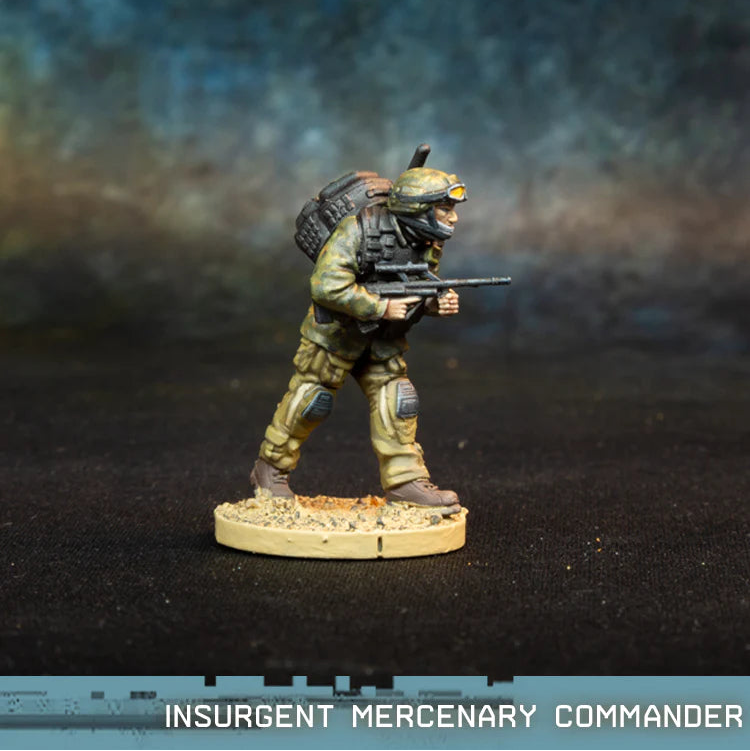 Insurgent Mercenary Commander Spectre Miniatures – najemny dowódca z karabinem AUG i hełmem Ratnik, plecak z łącznością, 28mm widok z boku
