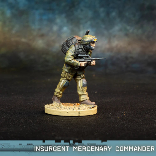 Insurgent Mercenary Commander Spectre Miniatures – najemny dowódca z karabinem AUG i hełmem Ratnik, plecak z łącznością, 28mm widok z boku
