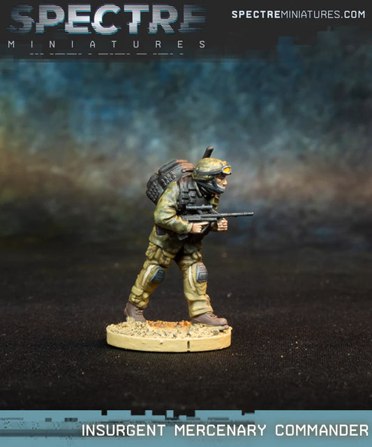 Insurgent Mercenary Commander Spectre Miniatures – najemny dowódca z karabinem AUG i hełmem Ratnik, plecak z łącznością, 28mm widok z boku
