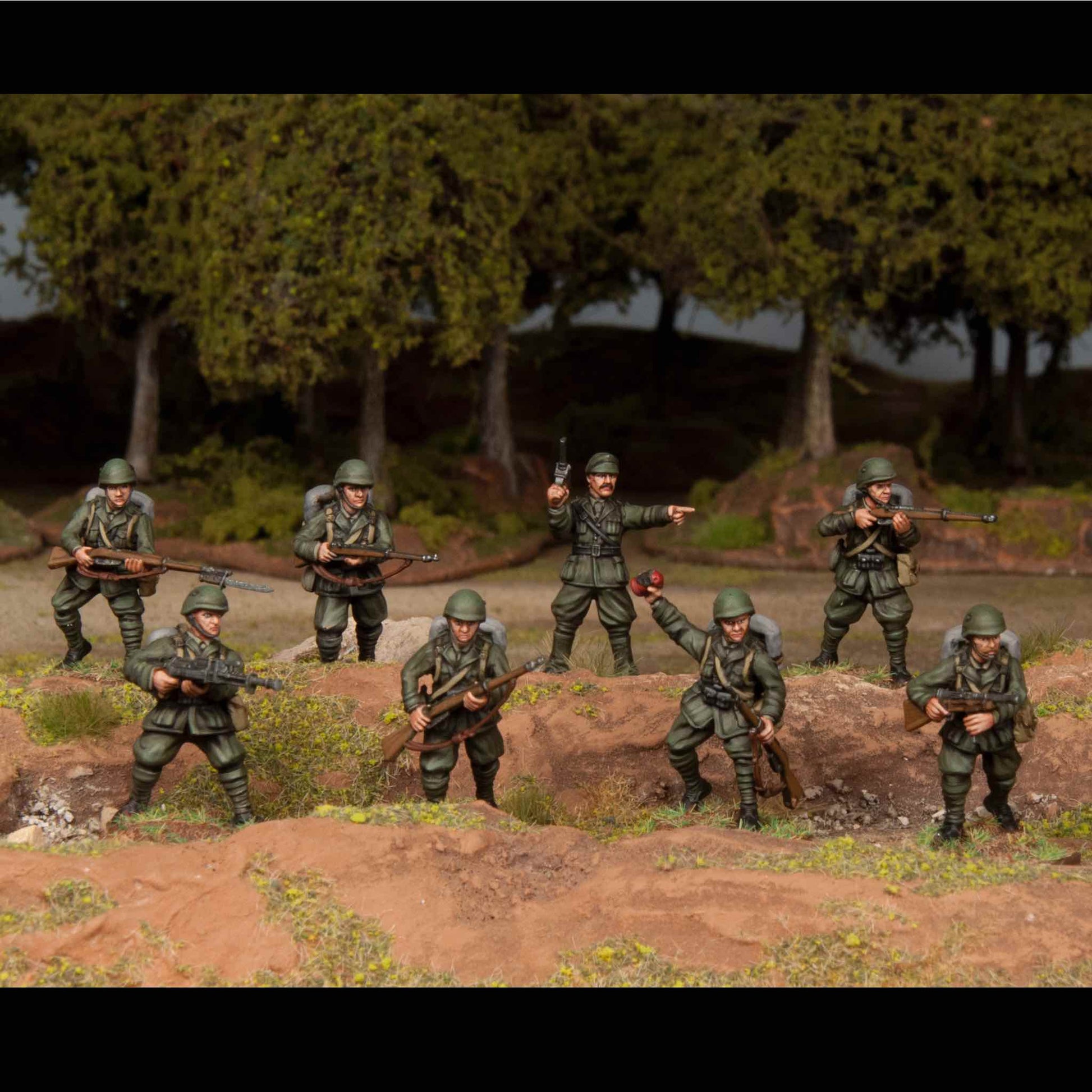 Italian Infantry Bolt Action Wargames Atlantic – 9 figurek oddział z oficerami w terenie, plastik 28mm
