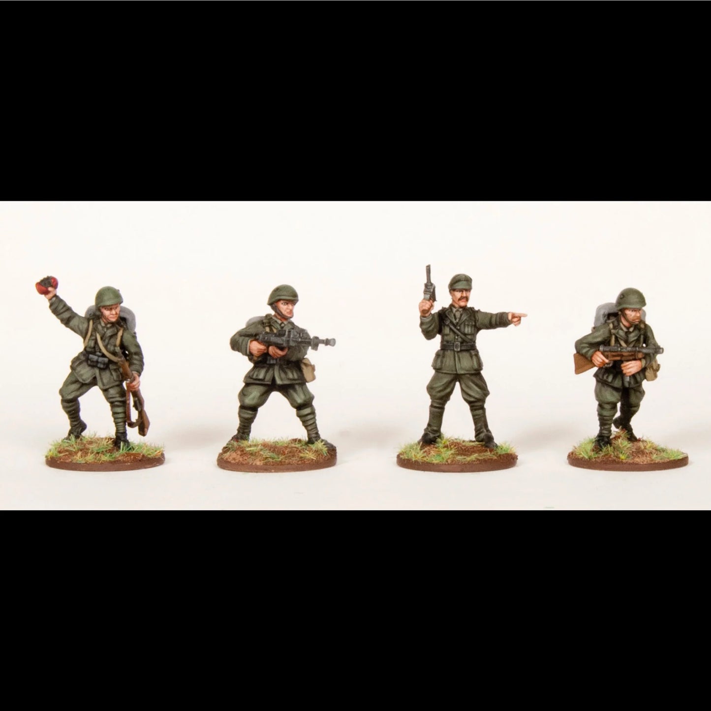 Italian Infantry Bolt Action Wargames Atlantic – 4 figurki oficer z pistoletem, Beretta 38 i granat 28mm

