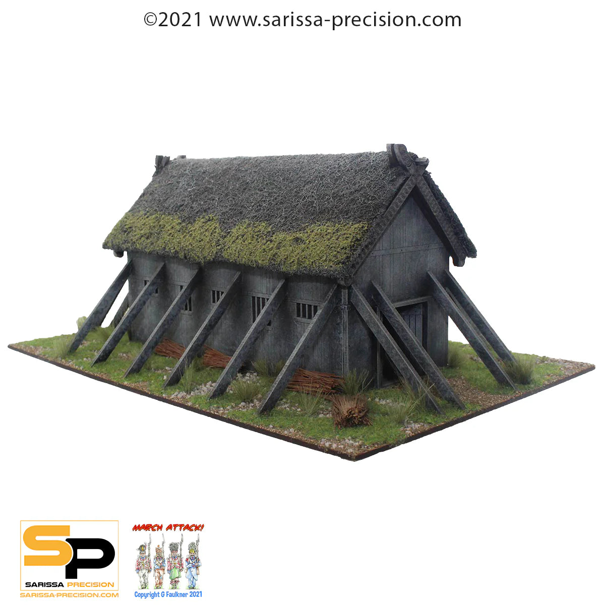 Viking Settlement J049 – zbliżenie na długi dom wikingów J018: ciemne drewniane ściany z ukośnymi podporami i dachem krytym strzechą z mchem, pomalowane MDF, 28mm Sarissa Precision
