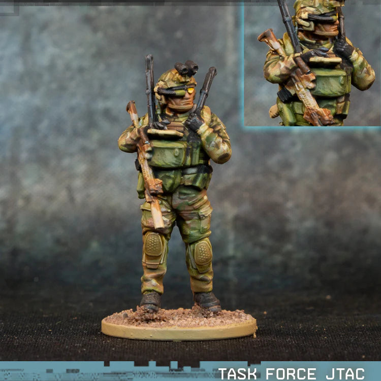 Task Force JTAC Spectre Miniatures – operator JTAC z MCX Spear, długodystansową łącznością i okularem AR SIX15, kamuflaż Multicam, 28mm widok z przodu i z tyłu
