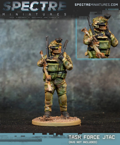 Task Force JTAC Spectre Miniatures – operator JTAC z MCX Spear, długodystansową łącznością i okularem AR SIX15, kamuflaż Multicam, 28mm widok z przodu i z tyłu

