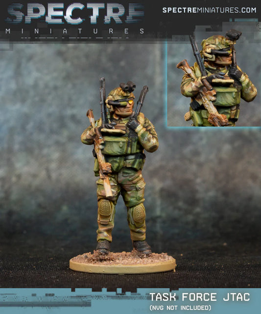 Task Force JTAC Spectre Miniatures – operator JTAC z MCX Spear, długodystansową łącznością i okularem AR SIX15, kamuflaż Multicam, 28mm widok z przodu i z tyłu
