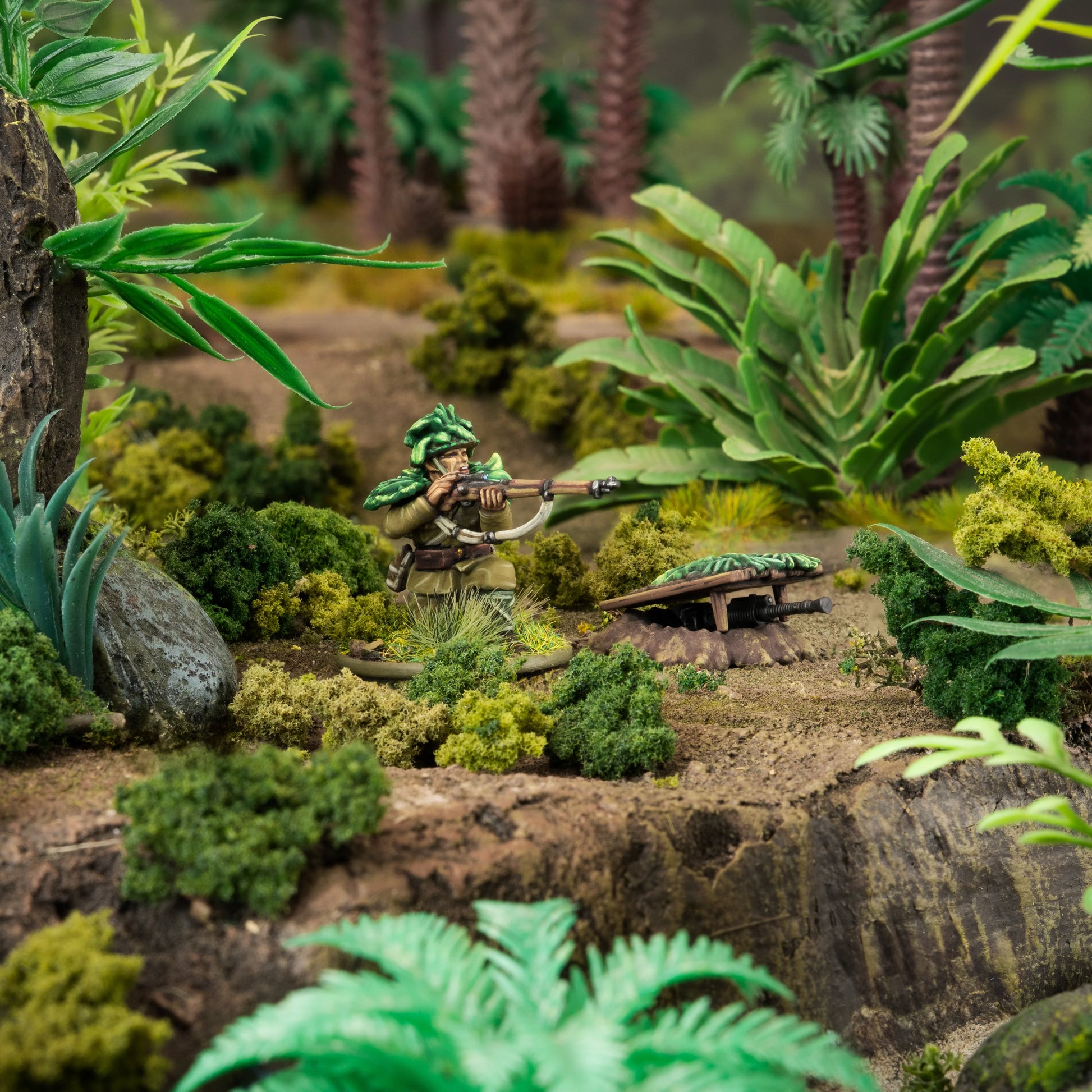Japanese Army Infantry Platoon – Jungle Fighter snajper na dioramie dżunglowej: kamuflaż liściasty, karabin Arisaka z bagnetem, stanowisko ogniowe z liści, tropikalna roślinność, skala 28mm

