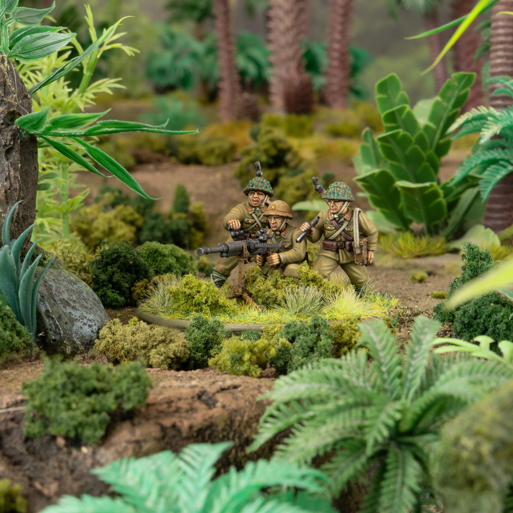 Bolt Action For the Emperor! 402616025 – pomalowany plastikowy 3-osobowy zespół ciężkiego karabinu maszynowego MMG 28mm w mundurach khaki z hełmami w kamuflażu, obsługujący karabin maszynowy, na tle dżungli z paprociami i palmami, Warlord Games
