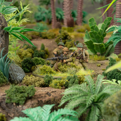 Japanese Army Infantry Platoon – 3-osobowy zespół Type 92 MMG na dioramie dżunglowej: strzelec przy karabinie maszynowym, ładowniczy i dowódca z hełmami w kamuflażu, palmy, skala 28mm
