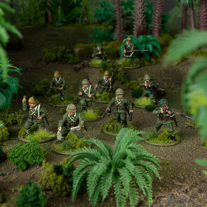 Bolt Action For the Emperor! 402616025 – pomalowana plastikowa sekcja 9 japońskich żołnierzy piechoty IJA 28mm w mundurach oliwkowych z hełmami, uzbrojeni w karabiny z bagnetami i granaty, na tle dżungli z paprociami i palmami, Warlord Games
