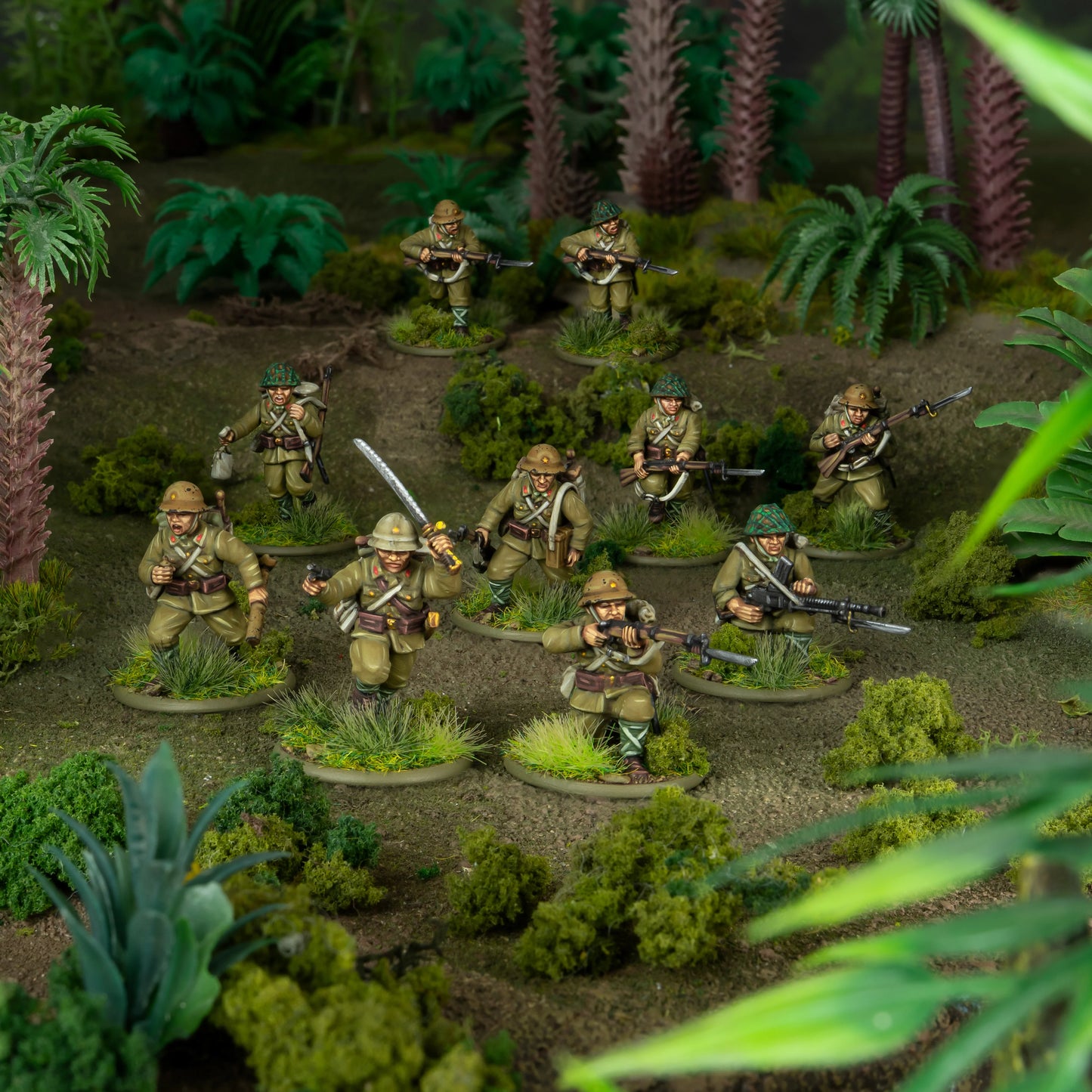 Japanese Army Infantry Platoon – 9 figurek IJA na dioramie dżunglowej: oficer z kataną, strzelcy z Arisaka, LMG Type 99, hełmy khaki i tropikalne, szarża przez dżunglę, skala 28mm
