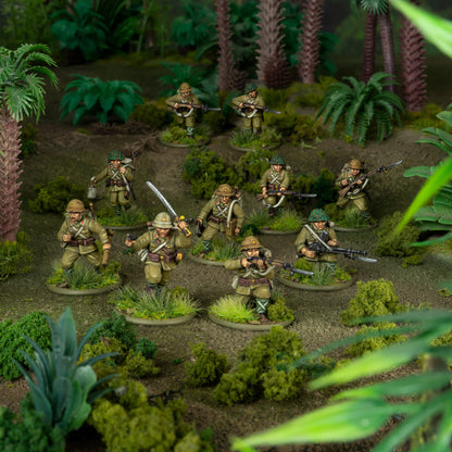 Japanese Army Infantry Platoon – 9 figurek IJA na dioramie dżunglowej: oficer z kataną, strzelcy z Arisaka, LMG Type 99, hełmy khaki i tropikalne, szarża przez dżunglę, skala 28mm

