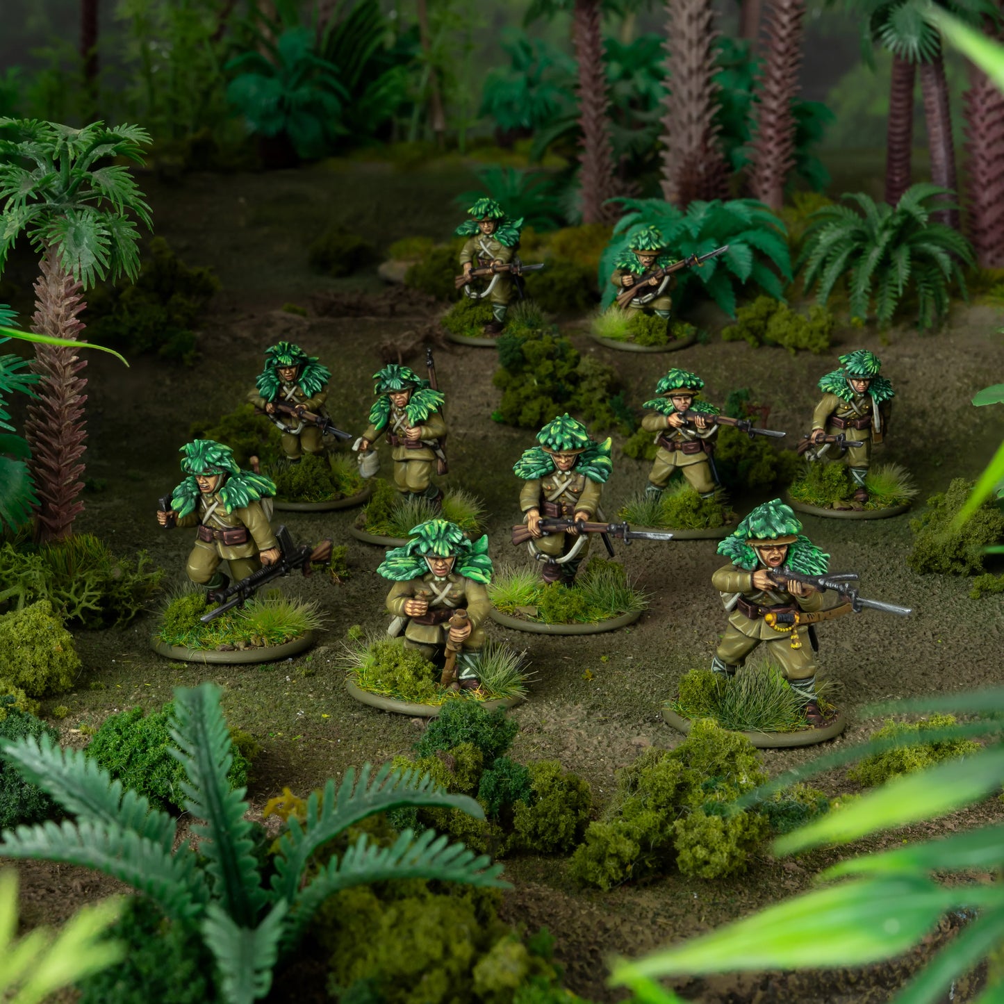 Japanese Army Infantry Platoon – 9 figurek Jungle Fighters z kamuflażem liściastym: strzelcy z Arisaka i bagnetem, grenadier z granatem, LMG Type 99, tropikalna dżungla, skala 28mm
